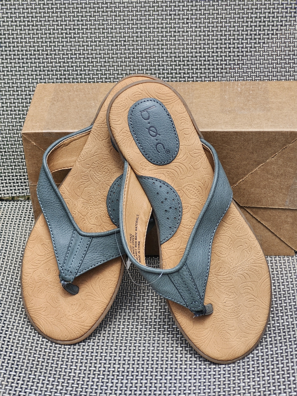 NWOT b.o.c. Born Concept Blue Chazi Floral Embossed Flip Flop Sandal Size 8M